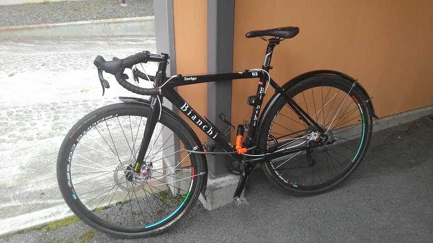 Bianchi bicycle carefully secured. Image from www.topbicycle.ru website